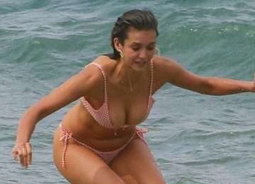 Nina Dobrev en bikini à Maui