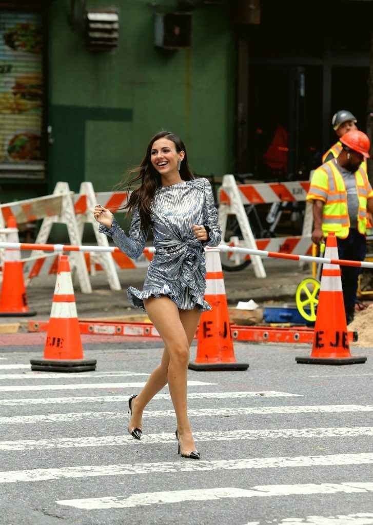 Victoria Justice sexy en mini-jupe à Manhattan