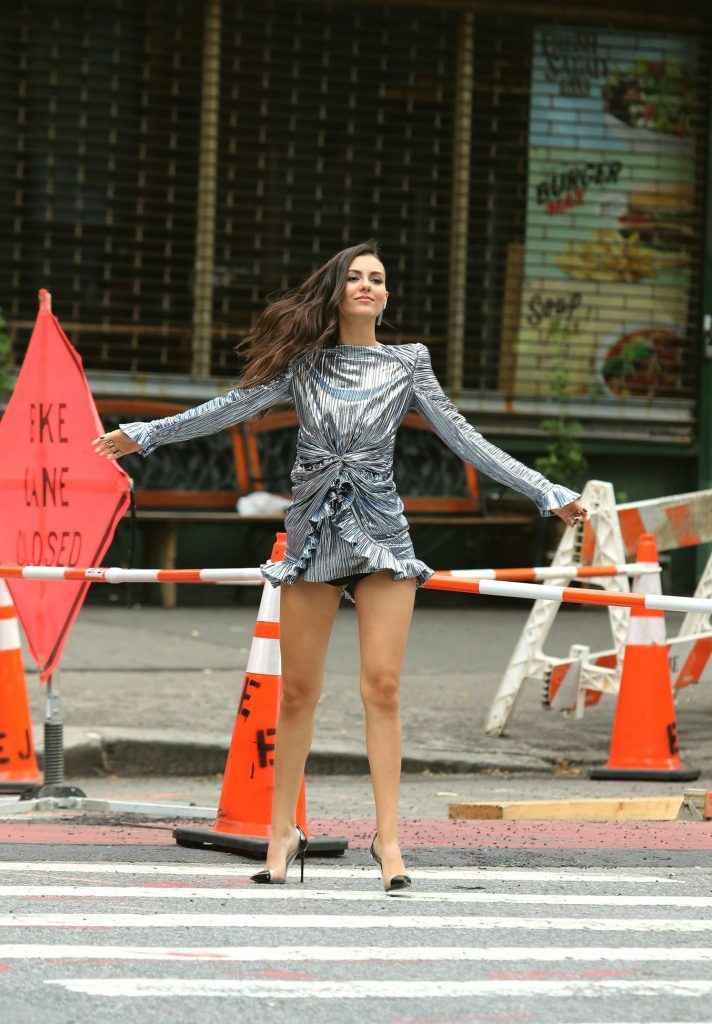 Victoria Justice sexy en mini-jupe à Manhattan