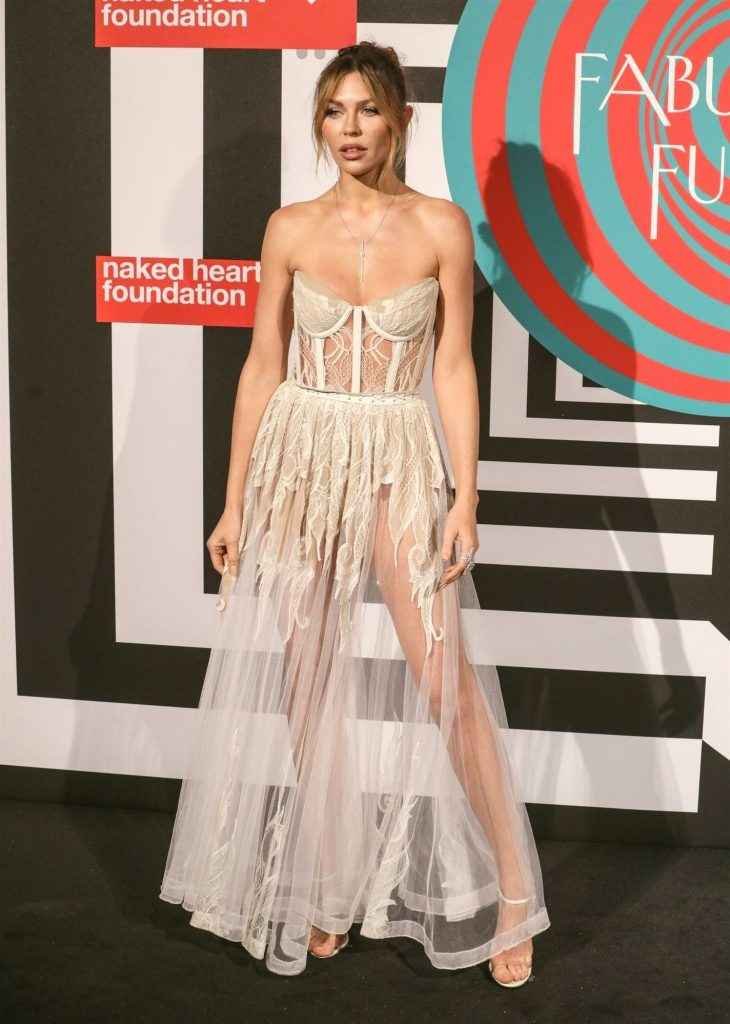 Abbey Clancy sexy dans une robe transparente à Londres