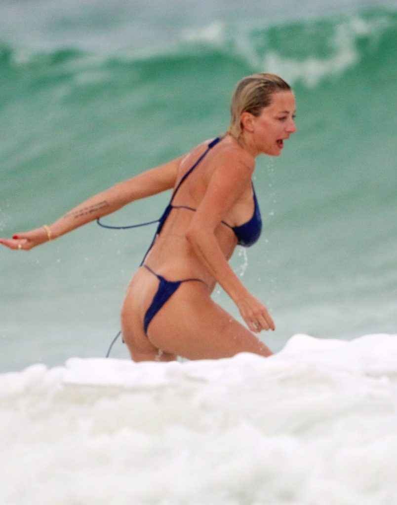 Oups ! Caroline Vreeland perd son bikini et se retrouve nue sur la plage