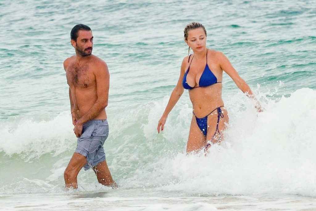 Oups ! Caroline Vreeland perd son bikini et se retrouve nue sur la plage