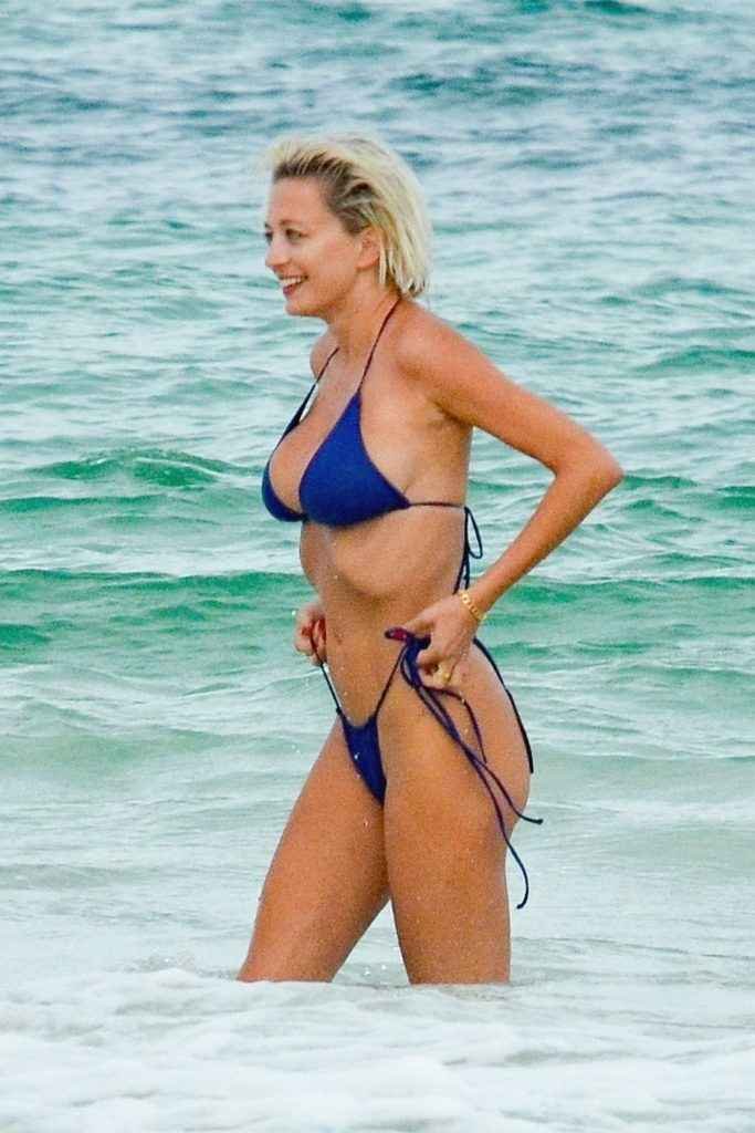 Oups ! Caroline Vreeland perd son bikini et se retrouve nue sur la plage