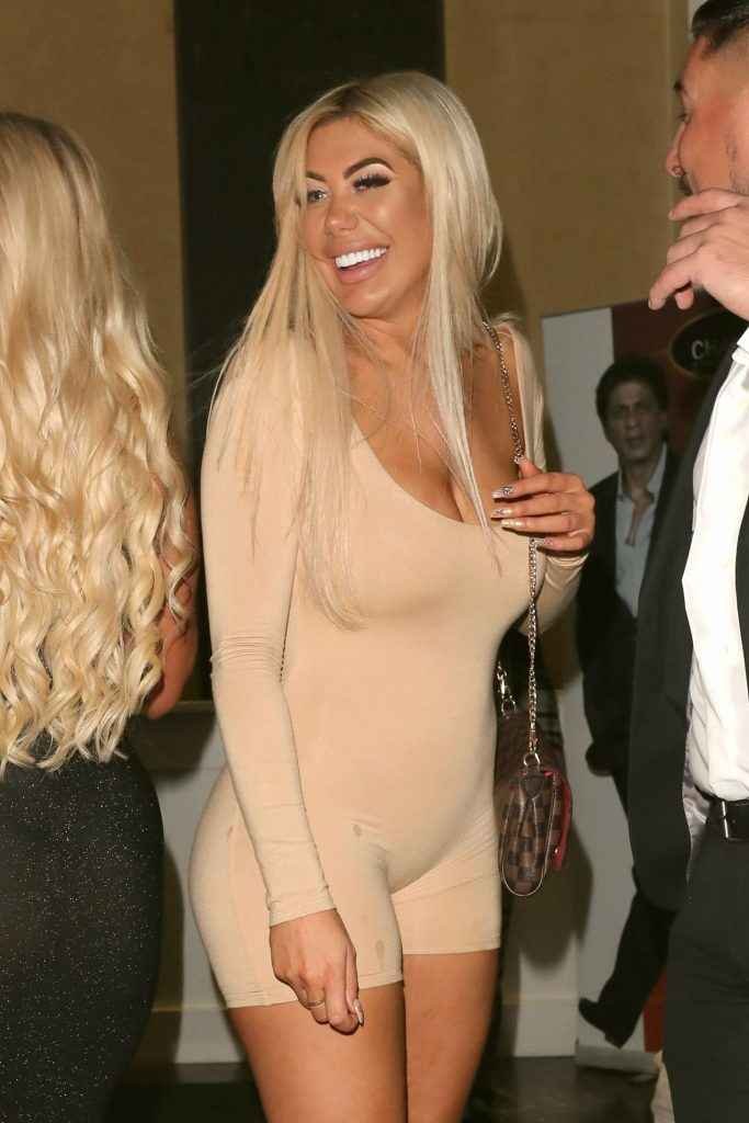 Oups, Chloe Ferry exhibe un sein nu à cause de sa tenue super moulante