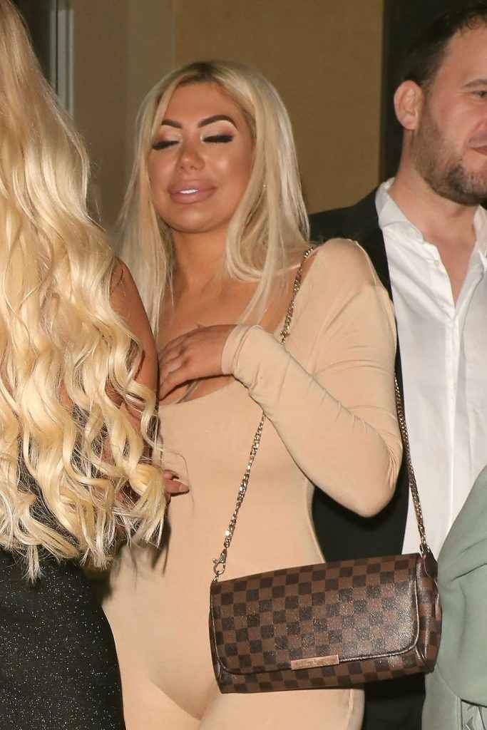 Oups, Chloe Ferry exhibe un sein nu à cause de sa tenue super moulante