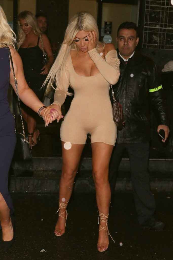 Oups, Chloe Ferry exhibe un sein nu à cause de sa tenue super moulante