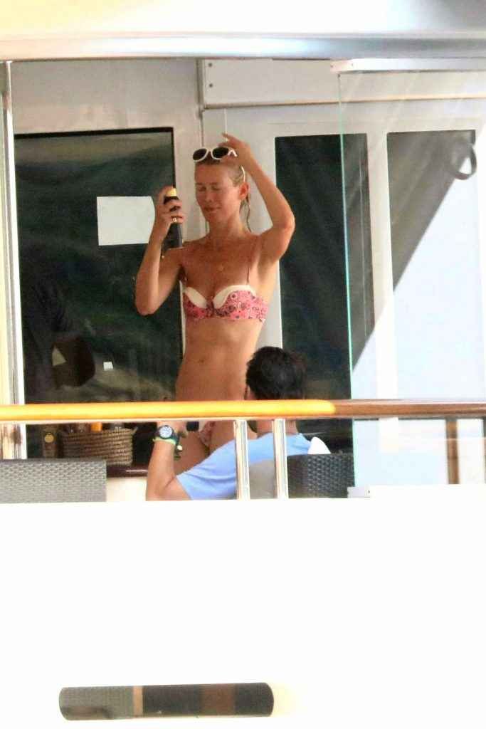 Claudia Schiffer en bikini en Italie