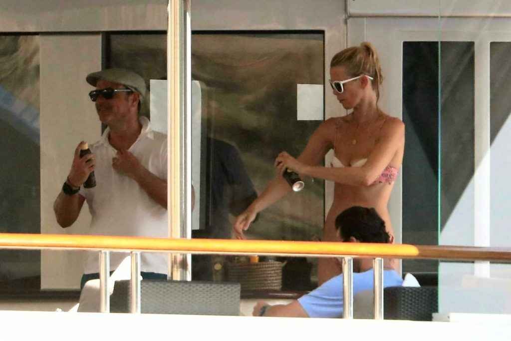 Claudia Schiffer en bikini en Italie