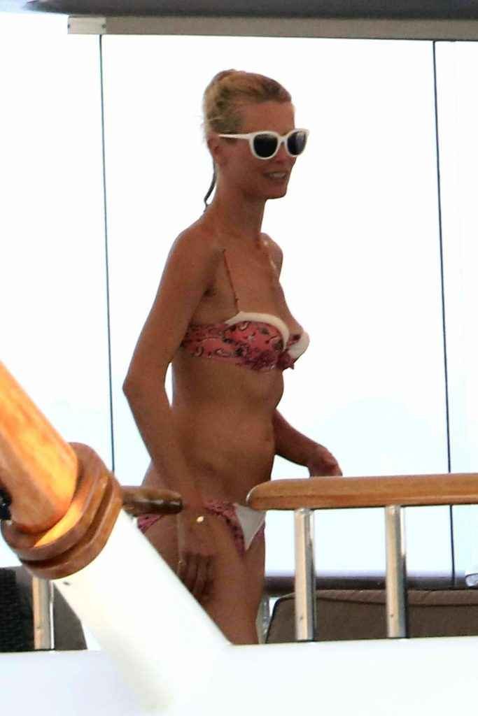 Claudia Schiffer en bikini en Italie