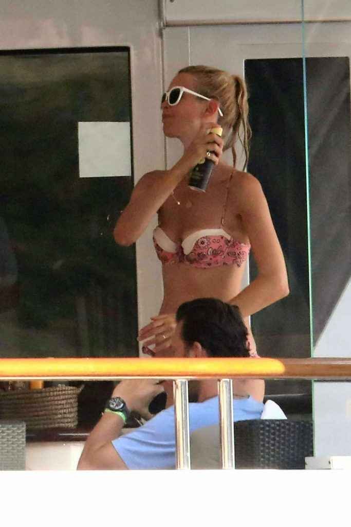 Claudia Schiffer en bikini en Italie