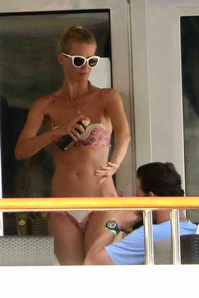 Claudia Schiffer en bikini en Italie