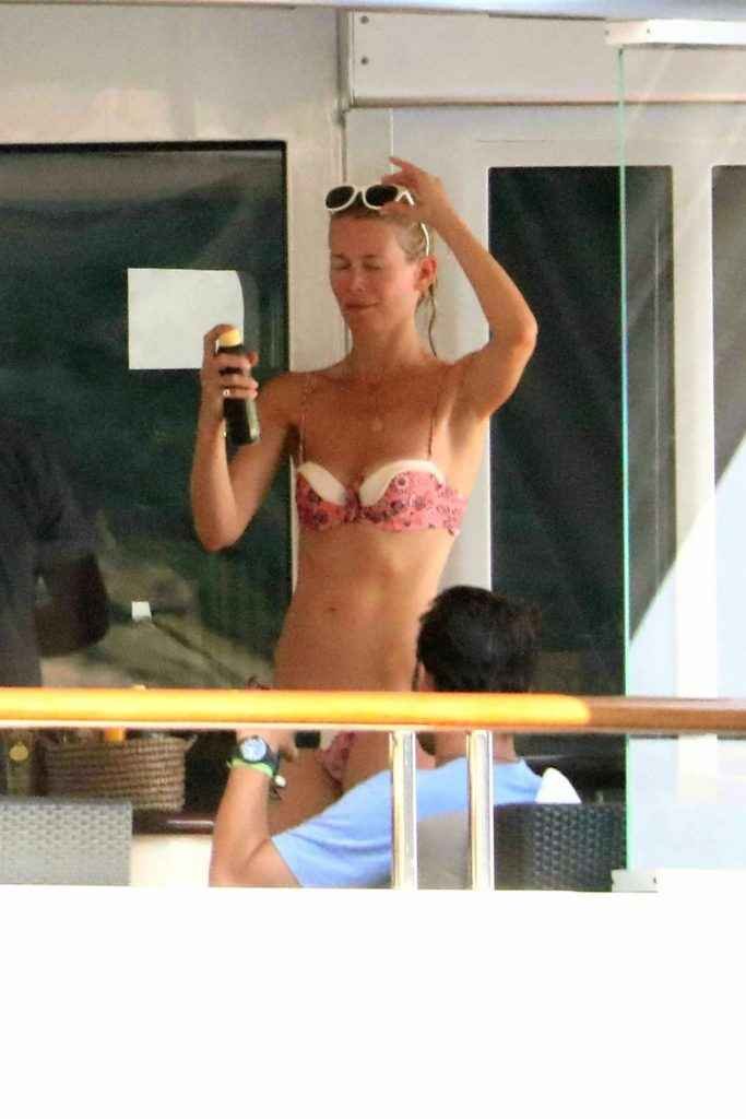 Claudia Schiffer en bikini en Italie