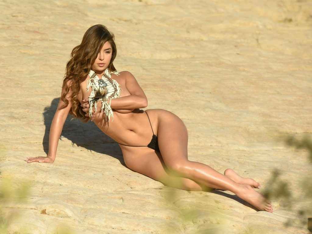 Demi Rose fait un photoshoot à moitié nue