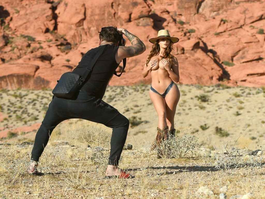 Demi Rose fait un photoshoot à moitié nue