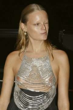 Hanne Gaby exhibe ses seins lors de la fashion week de Paris