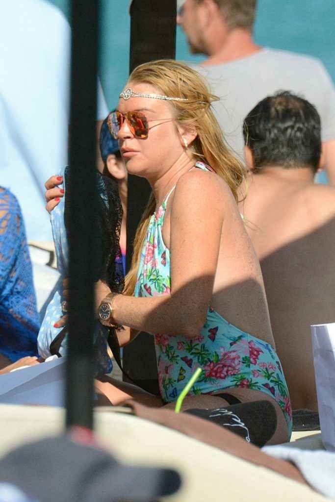 Lindsay Lohan en bikini et maillot de bain à Mykonos