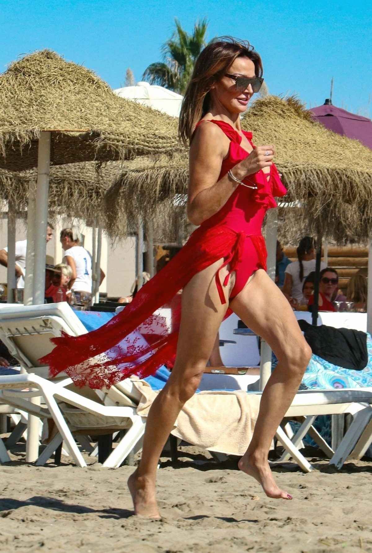 Lizzie Cundy en maillot de bain à Marbella