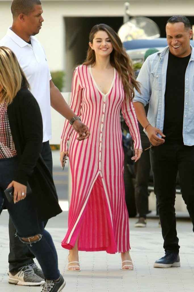 Selena Gomez sexy dans sa robe fendue