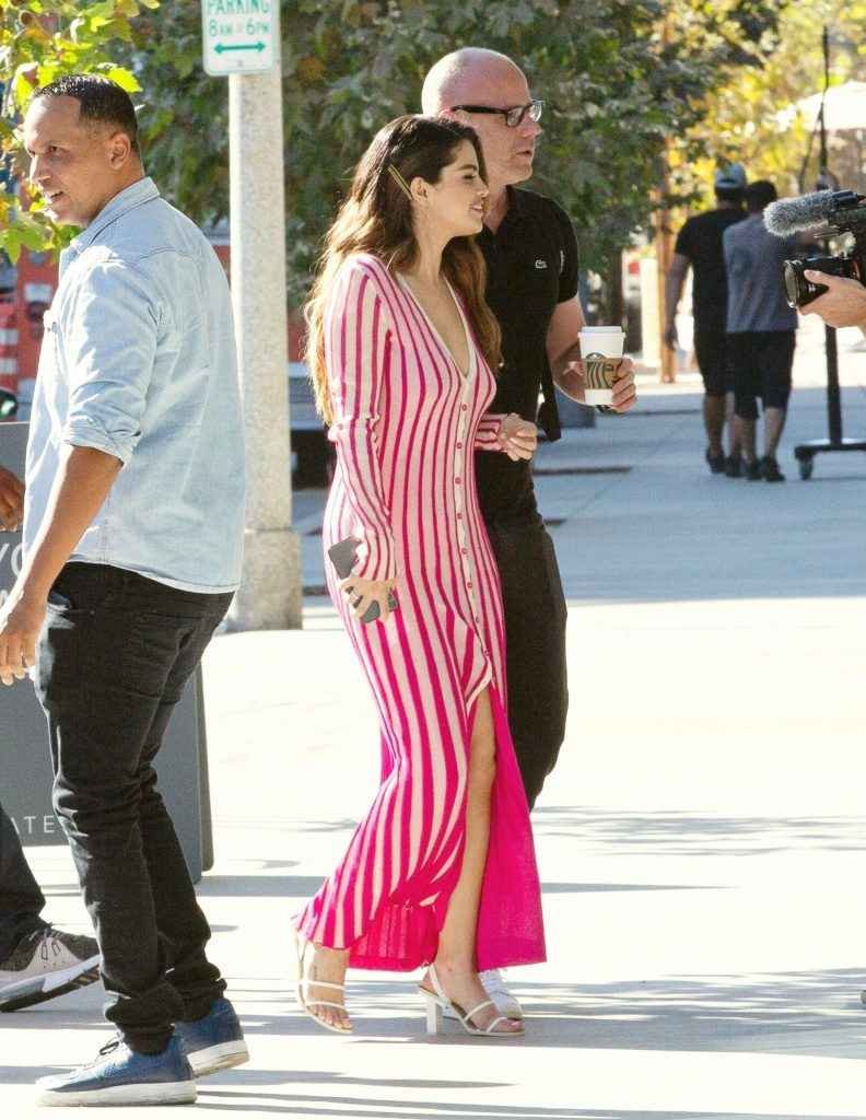 Selena Gomez sexy dans sa robe fendue