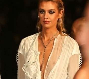 Stella Maxwell seins nus sous sa robe transparente