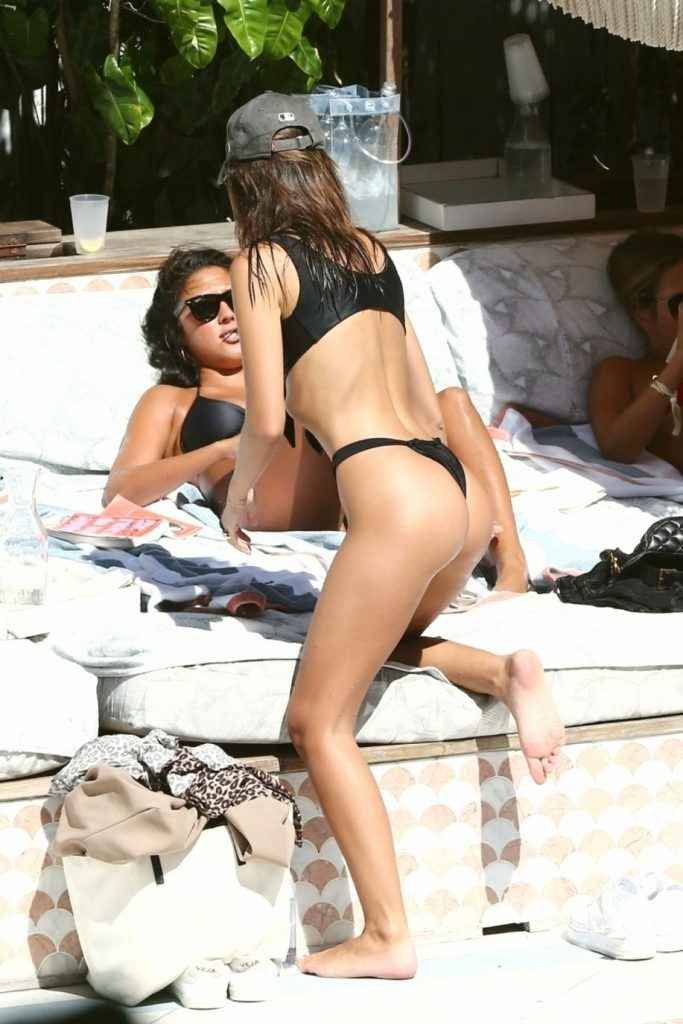 Oups ! Emily Ratajkowski dans un bikini carrément trop petit