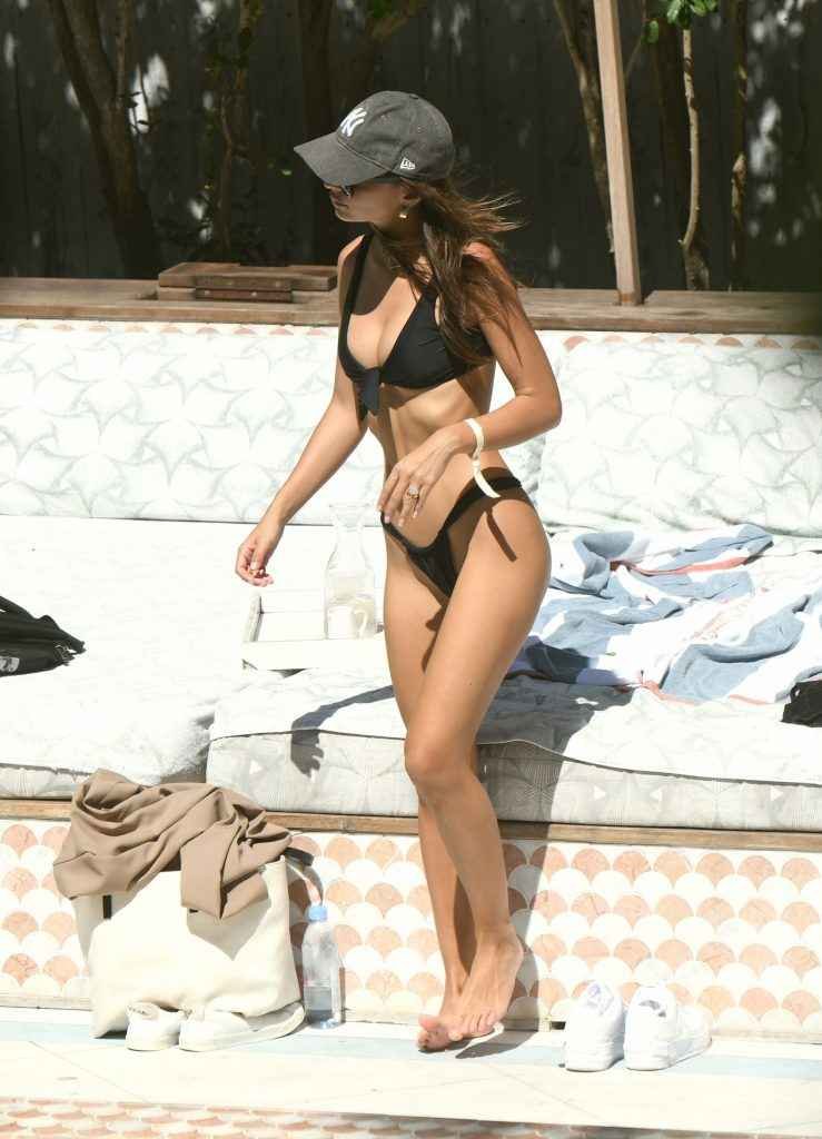 Oups ! Emily Ratajkowski dans un bikini carrément trop petit