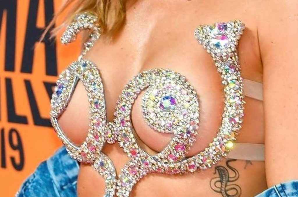 J Mena exhibe ses gros seins aux MTV EMA