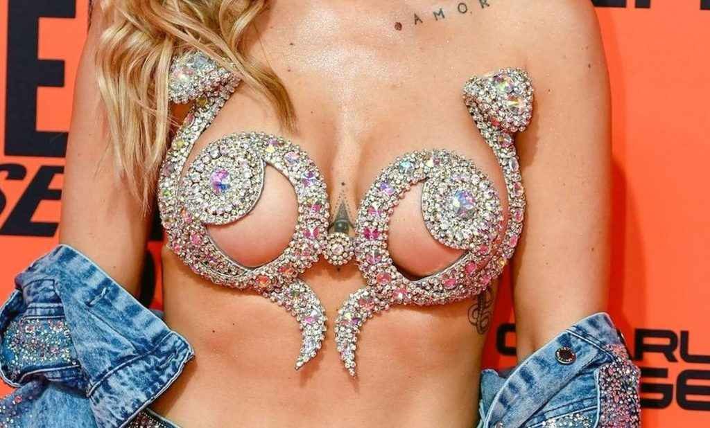 J Mena exhibe ses gros seins aux MTV EMA