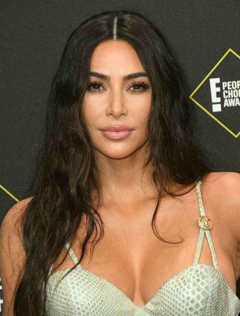 Kim Kardashian exhibe son décolleté aux People Choice Awards