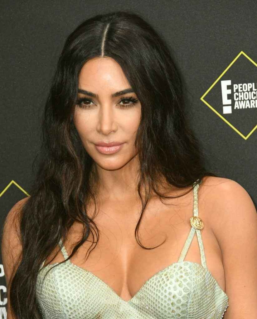 Kim Kardashian exhibe son décolleté aux People Choice Awards