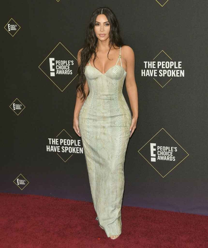 Kim Kardashian exhibe son décolleté aux People Choice Awards