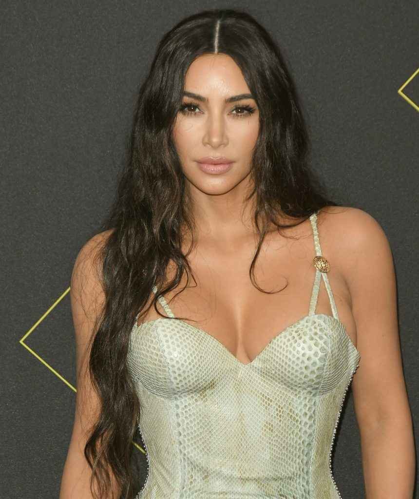 Kim Kardashian exhibe son décolleté aux People Choice Awards