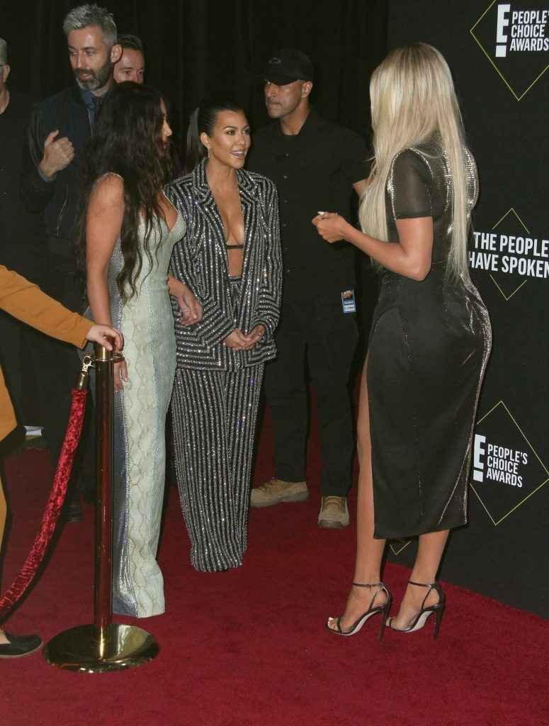 Kim Kardashian exhibe son décolleté aux People Choice Awards