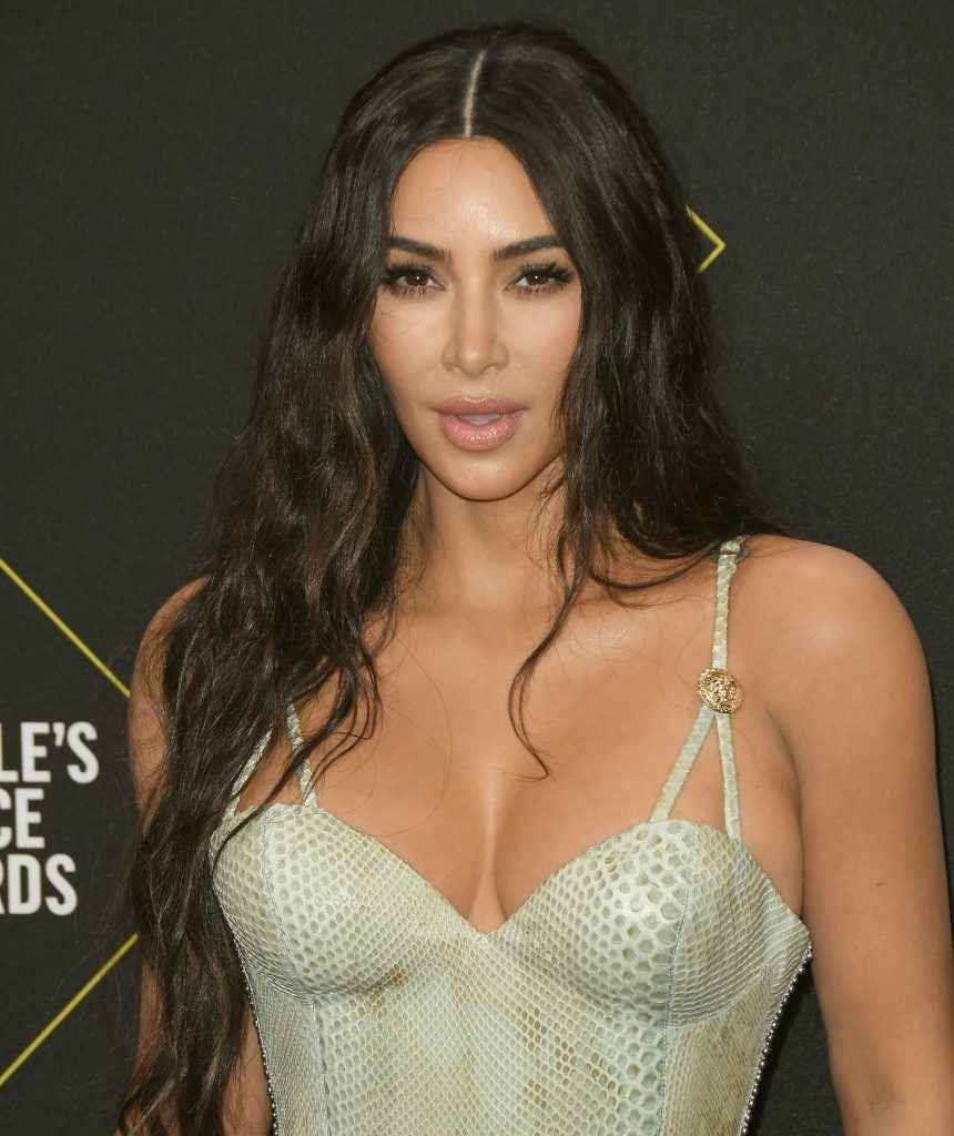 Kim Kardashian exhibe son décolleté aux People Choice Awards