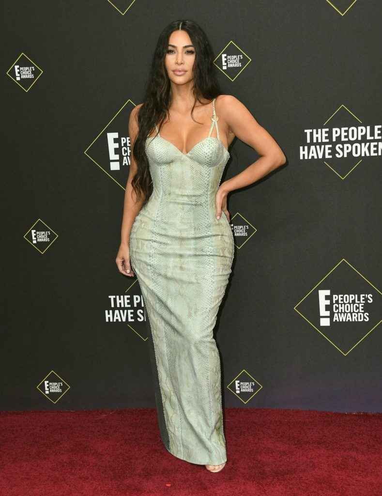 Kim Kardashian exhibe son décolleté aux People Choice Awards