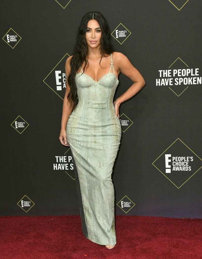 Kim Kardashian exhibe son décolleté aux People Choice Awards