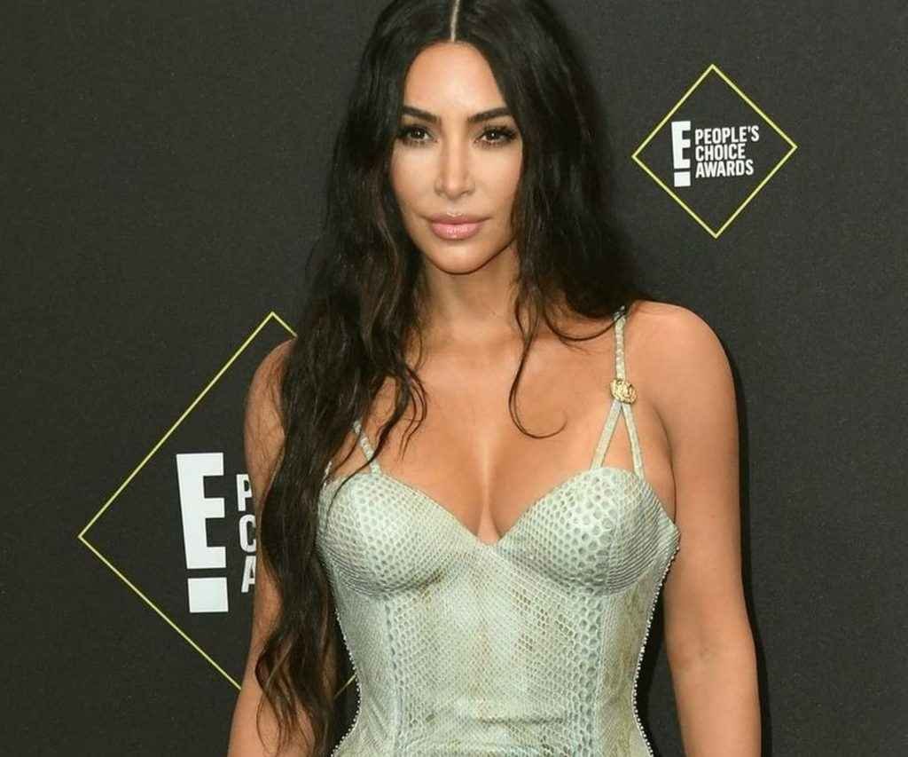 Kim Kardashian exhibe son décolleté aux People Choice Awards