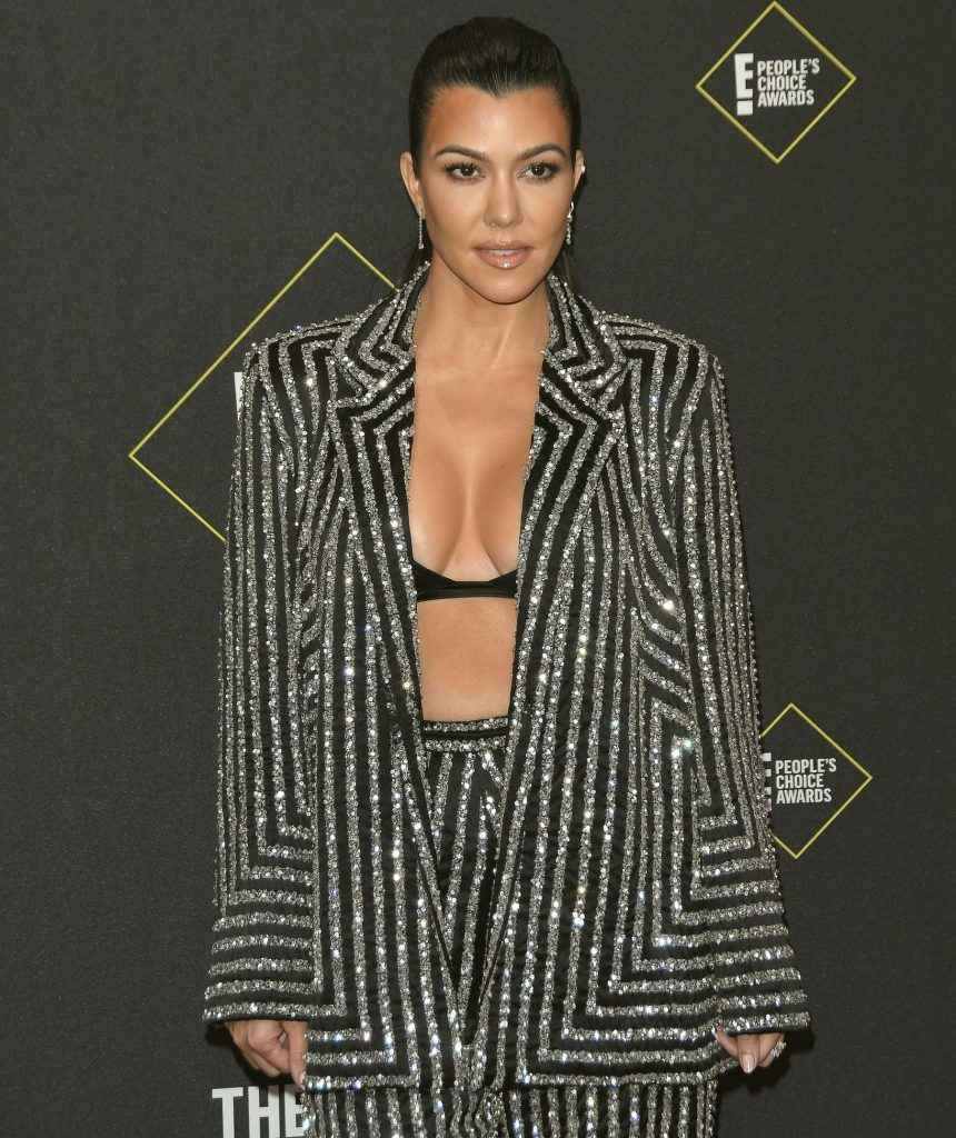 Kourtney Kardashian exhibe son soutien-gorge aux People Choice Awards