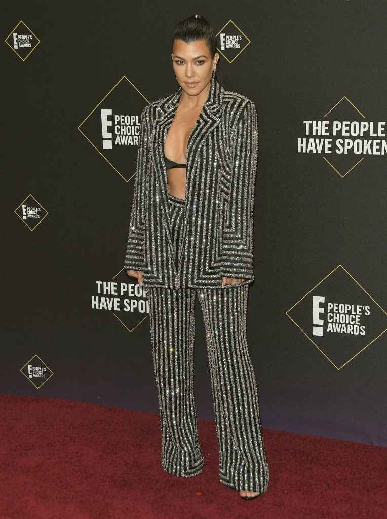 Kourtney Kardashian exhibe son soutien-gorge aux People Choice Awards