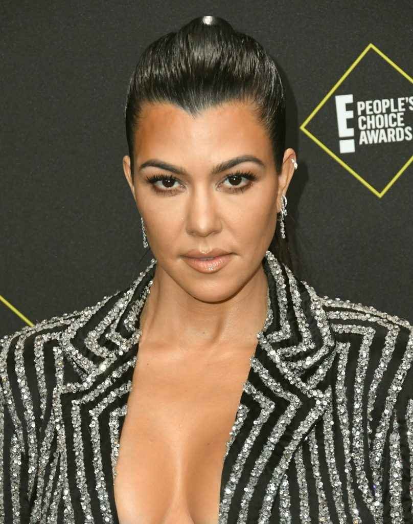 Kourtney Kardashian exhibe son soutien-gorge aux People Choice Awards