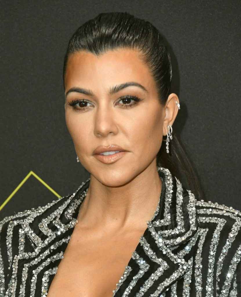 Kourtney Kardashian exhibe son soutien-gorge aux People Choice Awards