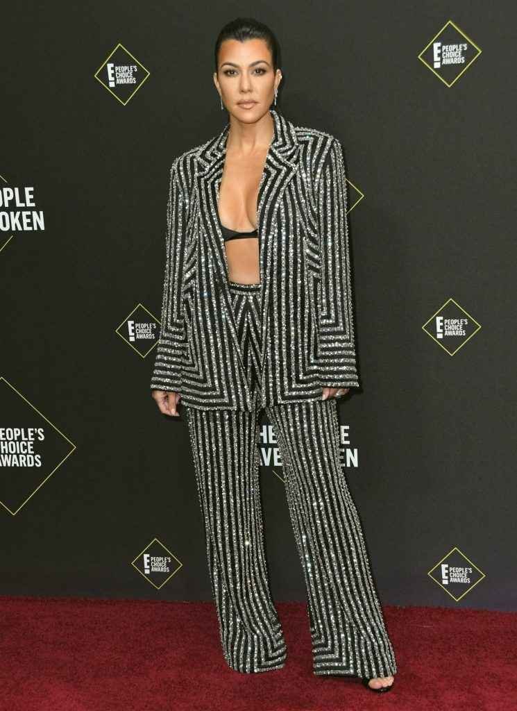 Kourtney Kardashian exhibe son soutien-gorge aux People Choice Awards