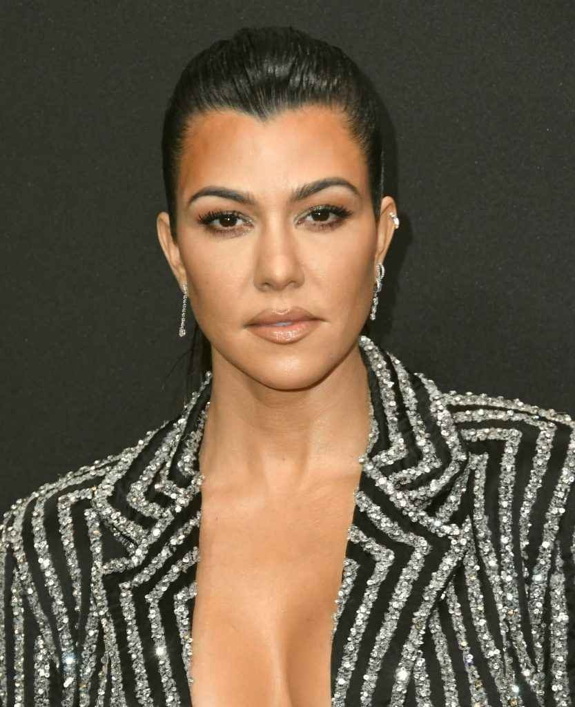 Kourtney Kardashian exhibe son soutien-gorge aux People Choice Awards