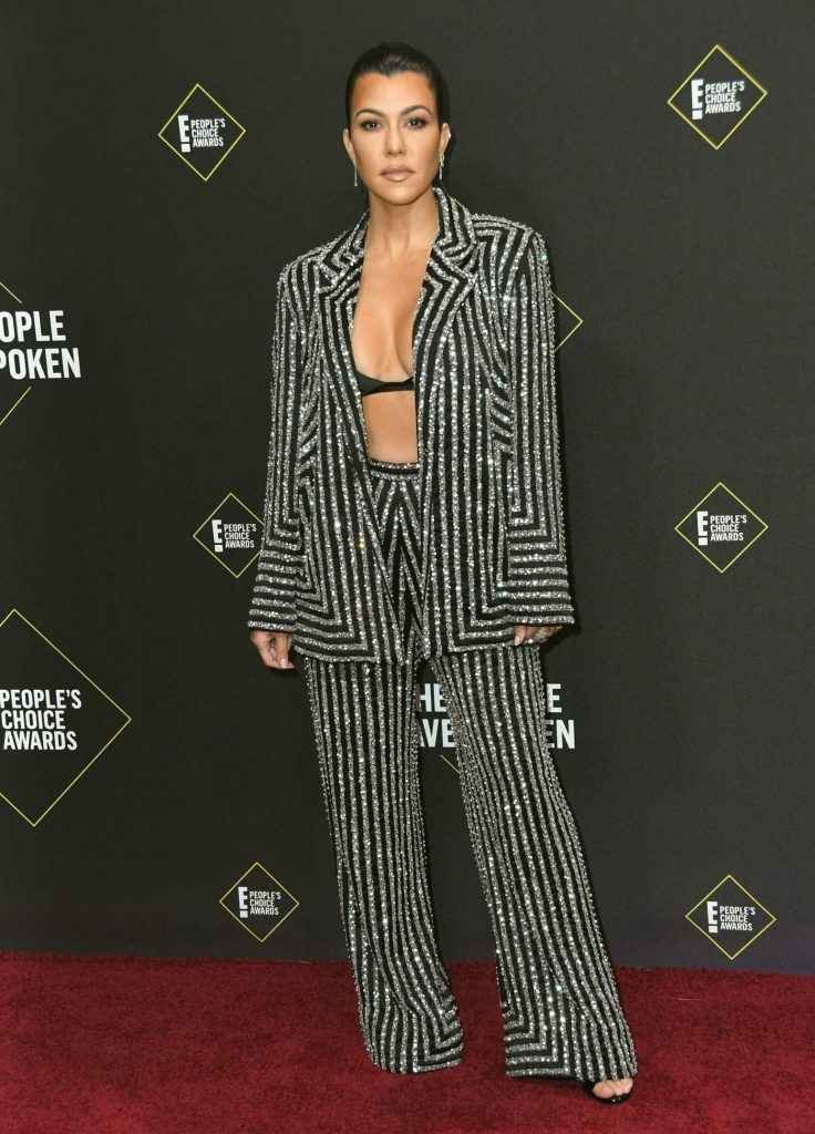 Kourtney Kardashian exhibe son soutien-gorge aux People Choice Awards