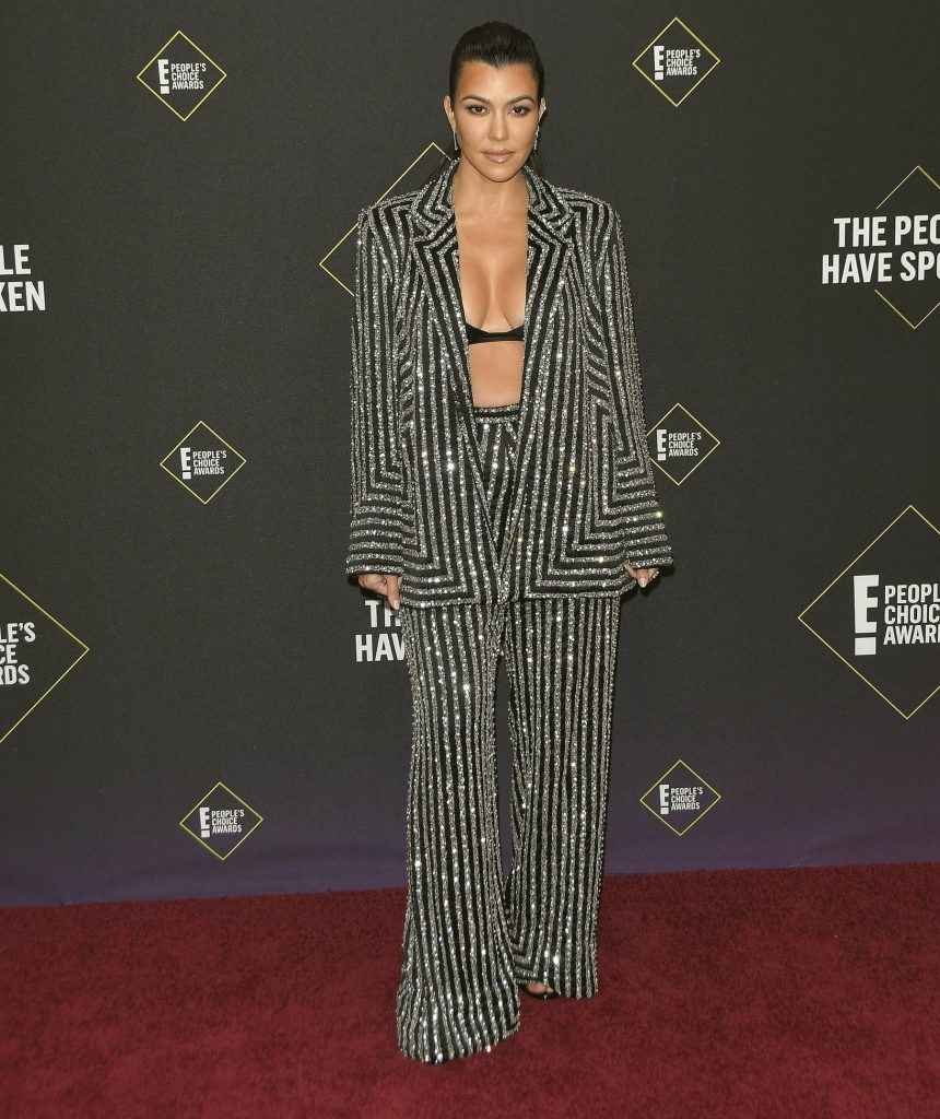 Kourtney Kardashian exhibe son soutien-gorge aux People Choice Awards