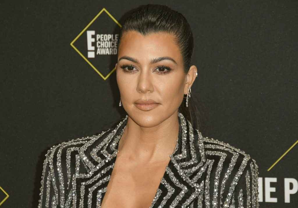 Kourtney Kardashian exhibe son soutien-gorge aux People Choice Awards