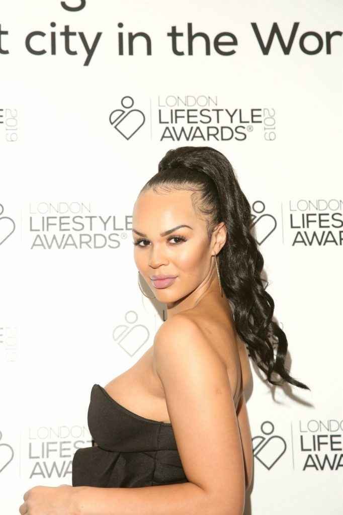 Talulah-Eve Brown ouvre le décolleté aux Lifestyle Awards