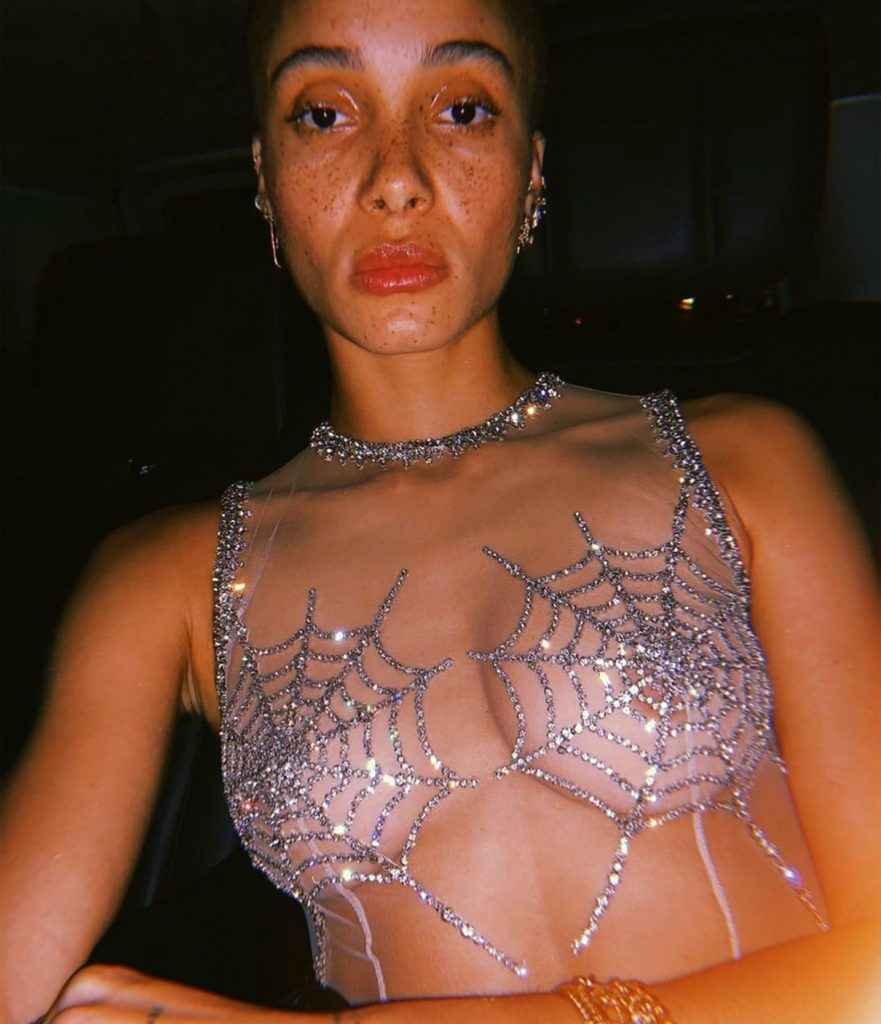 On voit les seins de Adwoa Aboah à Londres