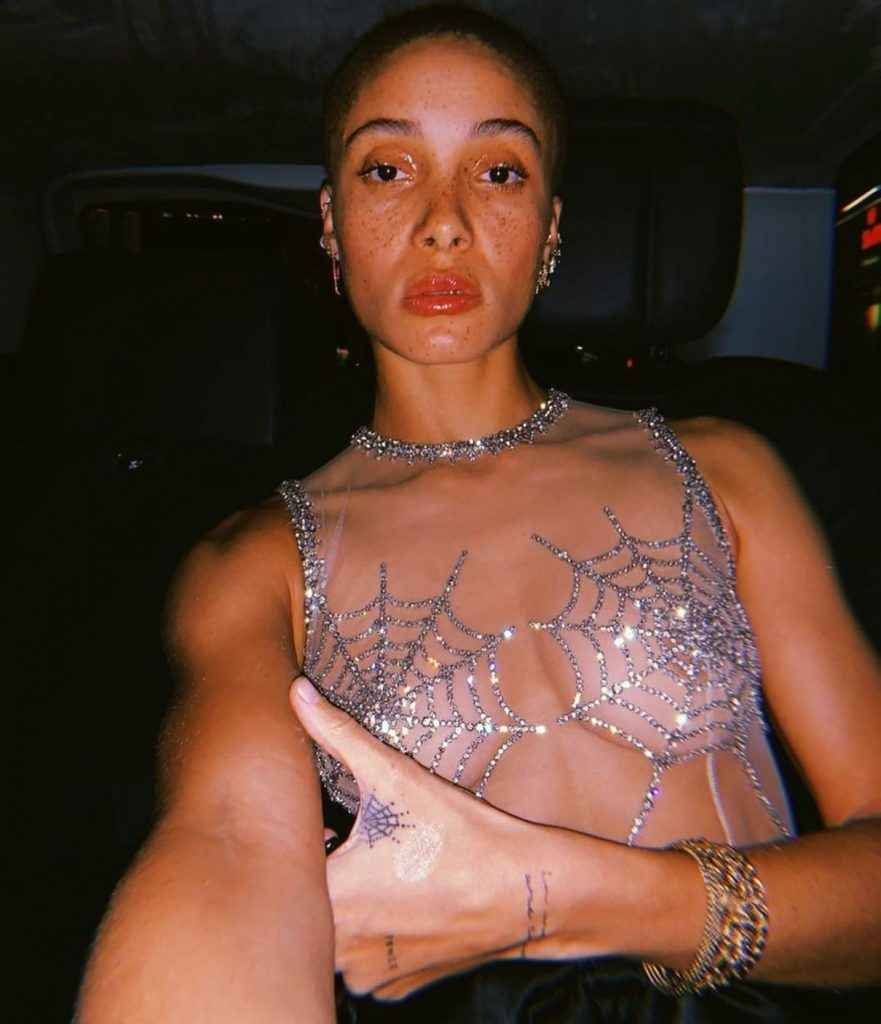 On voit les seins de Adwoa Aboah à Londres