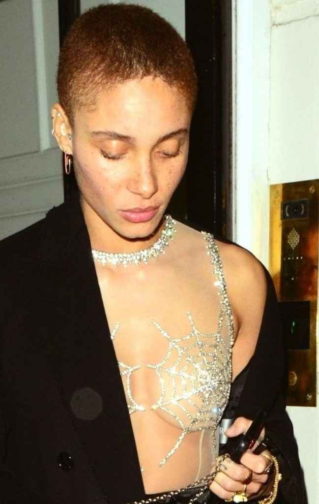 On voit les seins de Adwoa Aboah à Londres